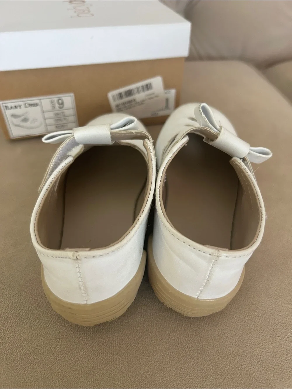 Toddler girls size 9 white scalloped Mary Jane dress shoe Velcro strap box
